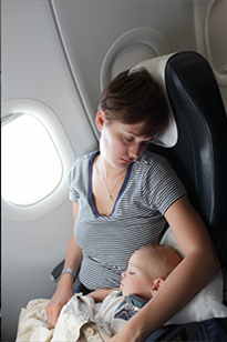 Мама з дитиною в літаку